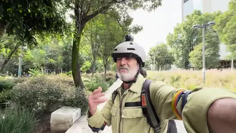 Arturo de Los Supercívicos recorriendo la ciudad