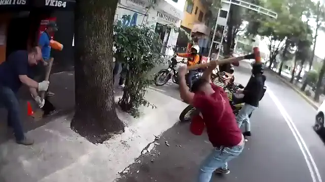 Los Supercívicos actuando en la calle